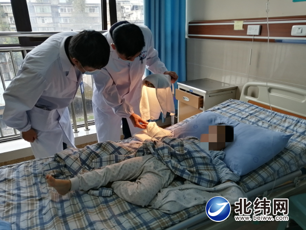 1岁女童2根手指断裂交警紧急护送,手断了的小男孩紧急抢救