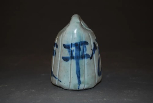 像杯子但不是杯子的东西,像壶