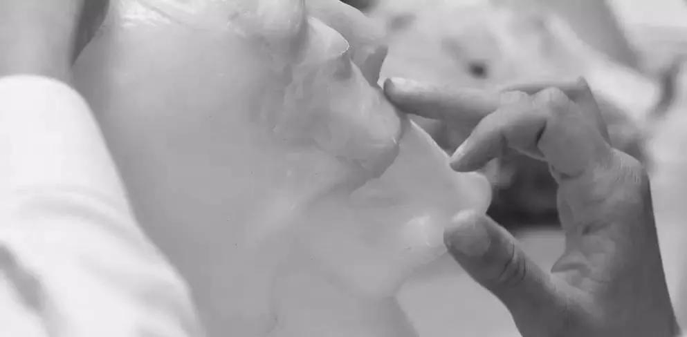 中国入殓师：被问工作就说是民政部门，摸着尸体像冰啤，化妆时逝者眼睛突然睁开