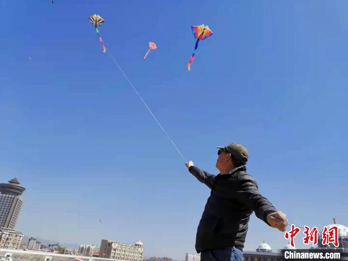 内蒙古大草原放巨型风筝,内蒙古巨型风筝