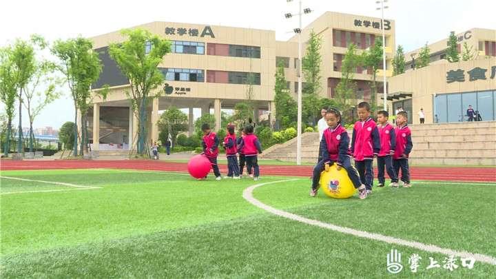 障碍跑表演小学生,障碍跑大课间