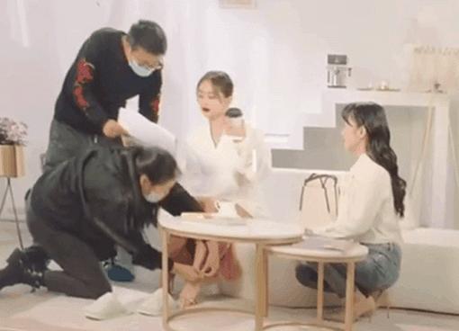 助理伺候明星跪下打伞,助理跪下伺候明星洗脚穿鞋