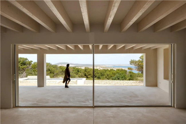 素色灰瓷砖和花纹灰砖拼接,石材和陶土砖铺装