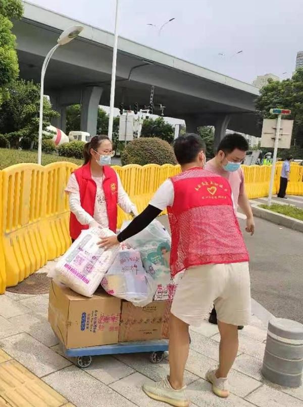 毛毛奶粉哪里找，宝妈们拍照寻同款，下沉*党**员精准代购