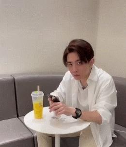 网恋奔现意外赚钱,一个月涨粉过万的短视频