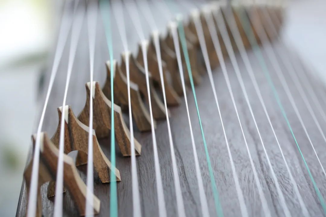 古筝很久不弹的琴弦容易断吗,古筝好久没弹一调就断