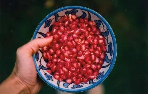 石榴籽和石榴哪个营养价值高,又到了吃石榴的季节的视频