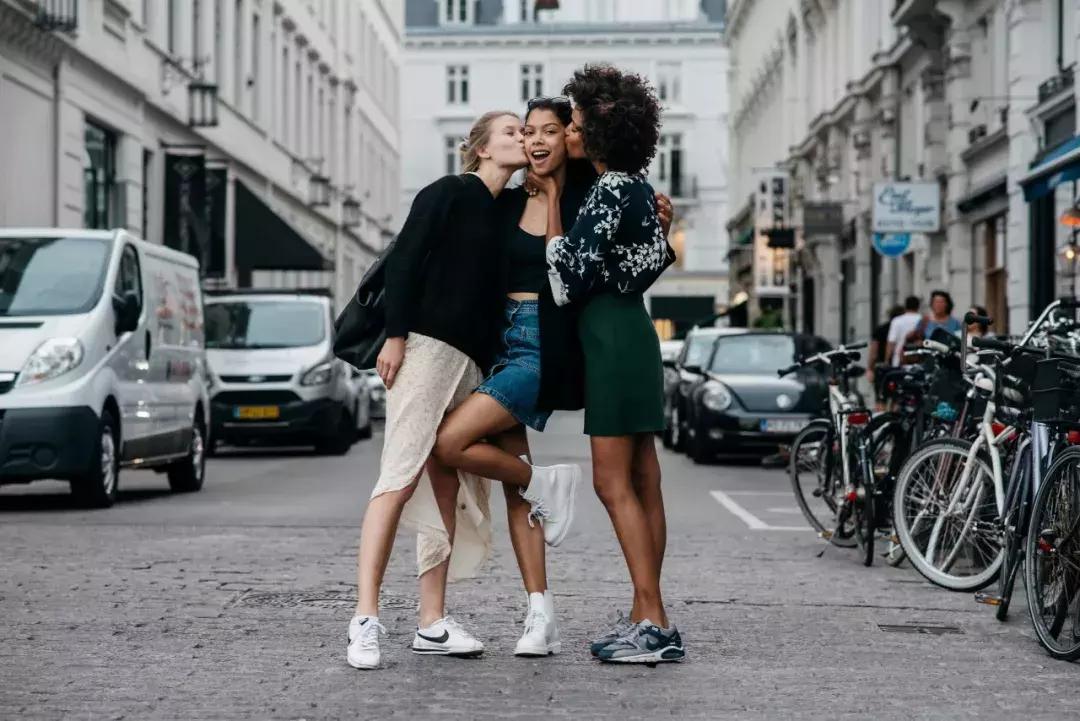 爱买衣服的女人有多幸福,爱买衣服爱打扮的女人