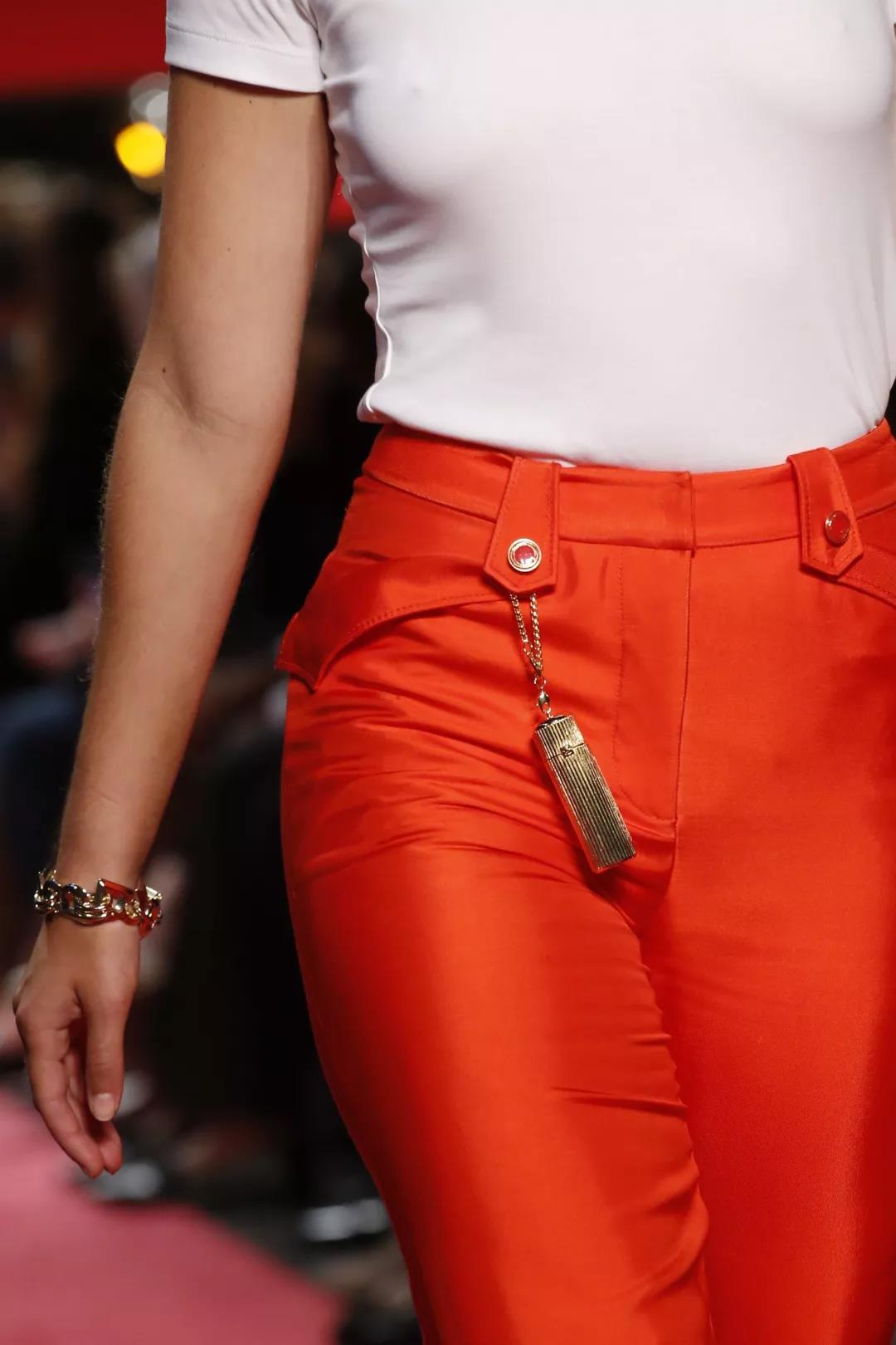 大饰所趋？不，现在时尚圈流行迷你套，连李佳琦都带货了