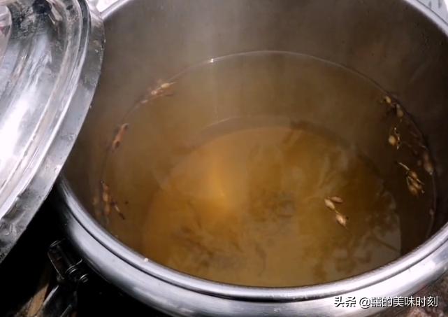 山东大叔在工地卖1元包子，一破三轮半小时卖光，有人一顿吃5个