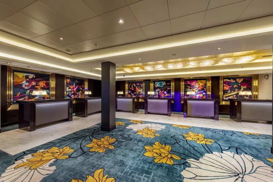 世界梦号内部游览过程 (探索梦号邮轮参观攻略)