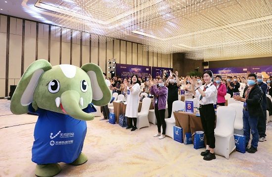 小明星参加活动动画,小明星出席活动