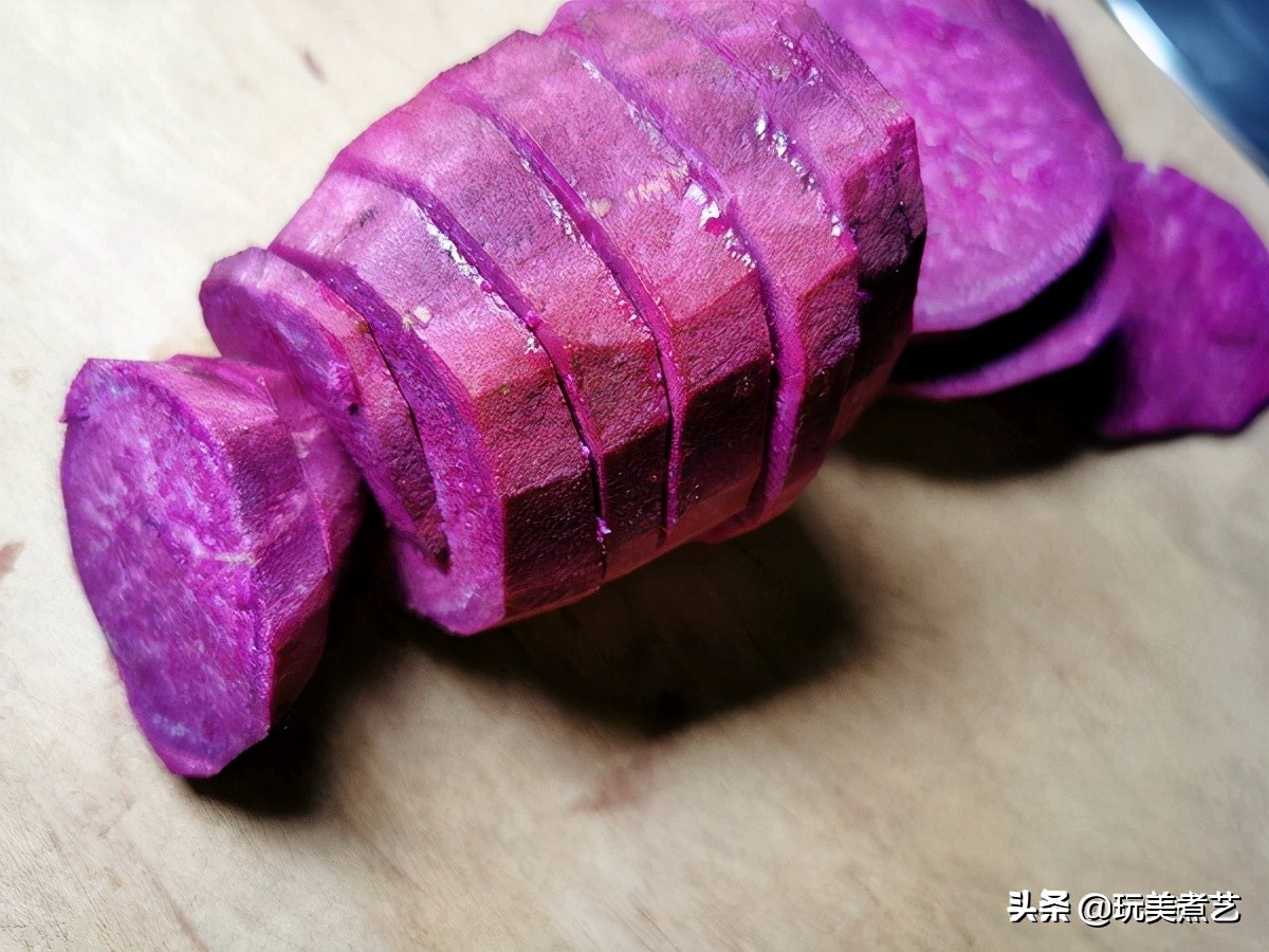 春风轻拂，落下一地金黄，拾掇后的甜品，松花粉双紫布丁