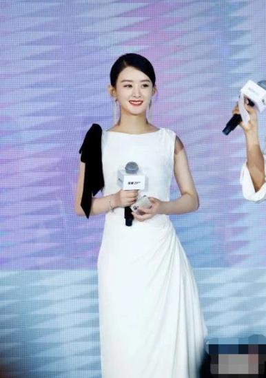 赵丽颖白西装秀身材,赵丽颖穿黑色连衣裙机场照