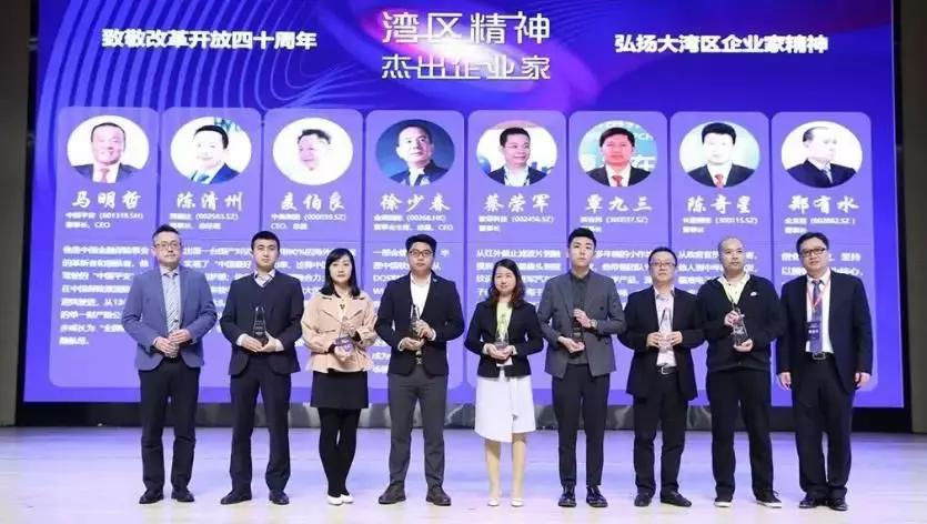 爆雷多家上市公司年报巨额预亏,欧菲光董事长蔡荣军与库克合影