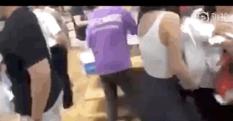 三秒卖衣服,摆地摊30秒卖出一件衣服