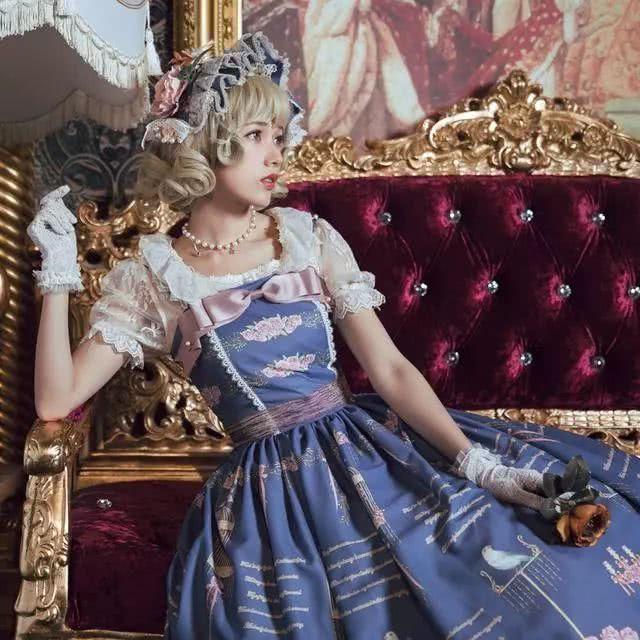 lo圈的美学理念下不断修正、改变自我，让自己配得上这些小裙子