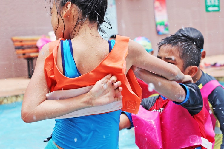 孩子上学被恶霸欺负怎么办,遇到恶霸欺负别人的孩子怎么教育