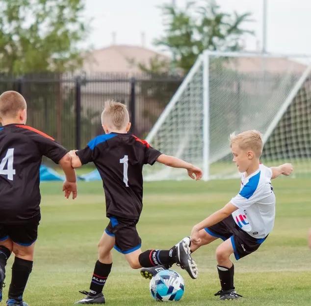 学习足球的孩子,真正的天赋,是内心对足球的热爱和坚持