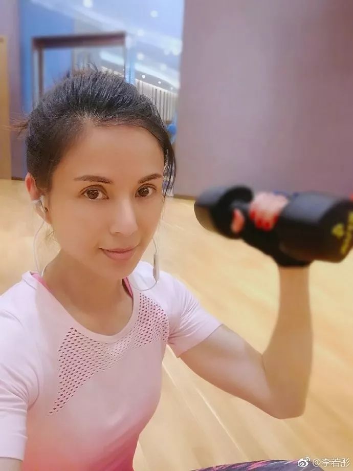 李若彤练普拉提视频,55岁李若彤晒运动照