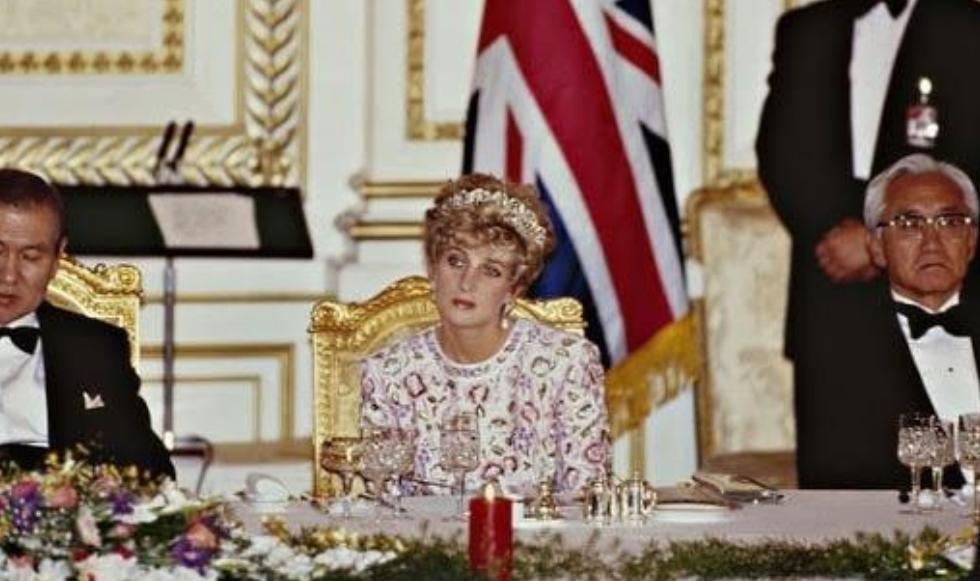 1983年戴安娜带小威廉出访澳洲，母子大出风头，查尔斯沦为背景板