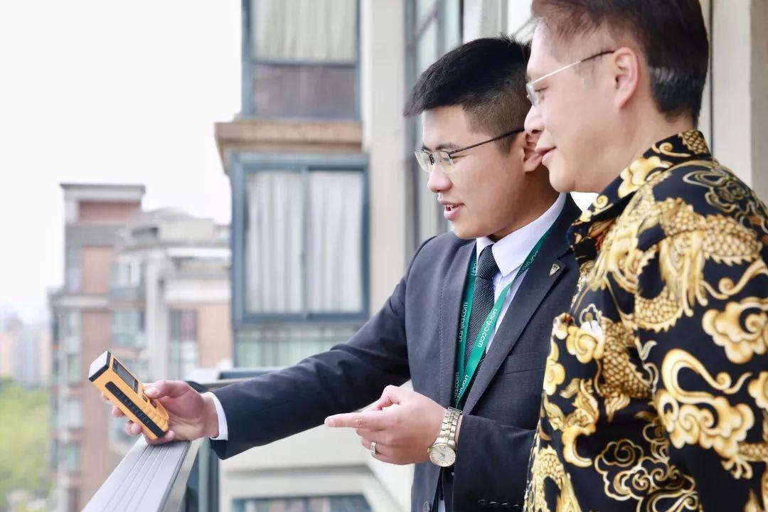 工作场合变身,链家经纪人工作装蝴蝶结