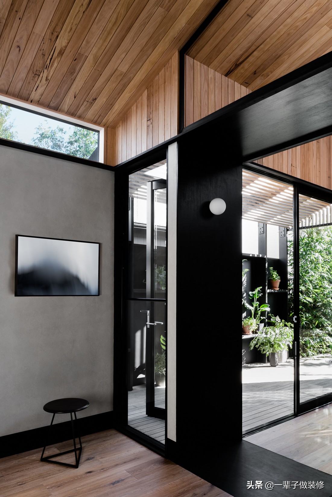 酒店三五好友小聚,三五好友酒店小聚畅谈人生