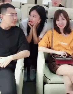 搞笑GIF动图：这色迷迷的小眼神我看着有点害怕！