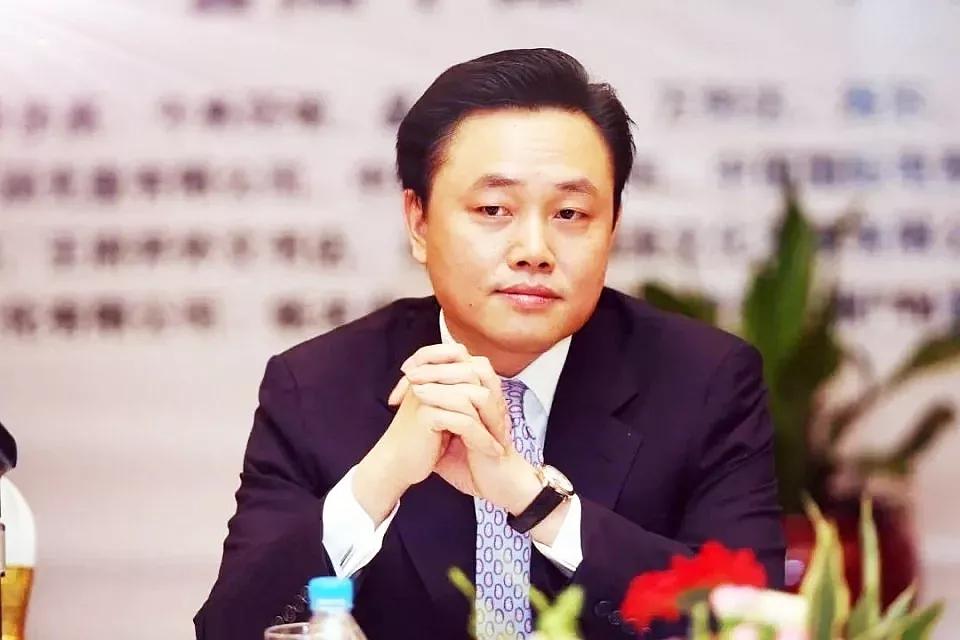 国美已经挥师，苏宁断臂卖股，剑拔弩张下谁更有戏？