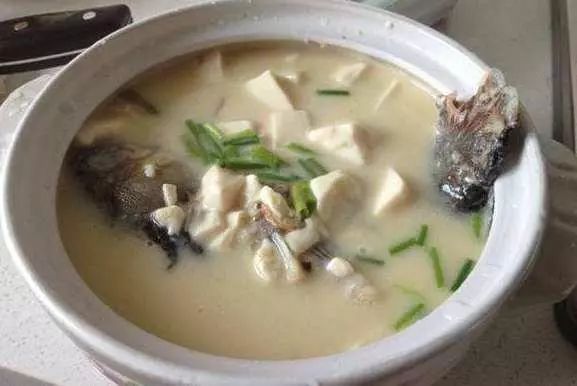 炖鲫鱼汤用哪些料好喝,鲫鱼汤要想奶白无腥味不加豆腐