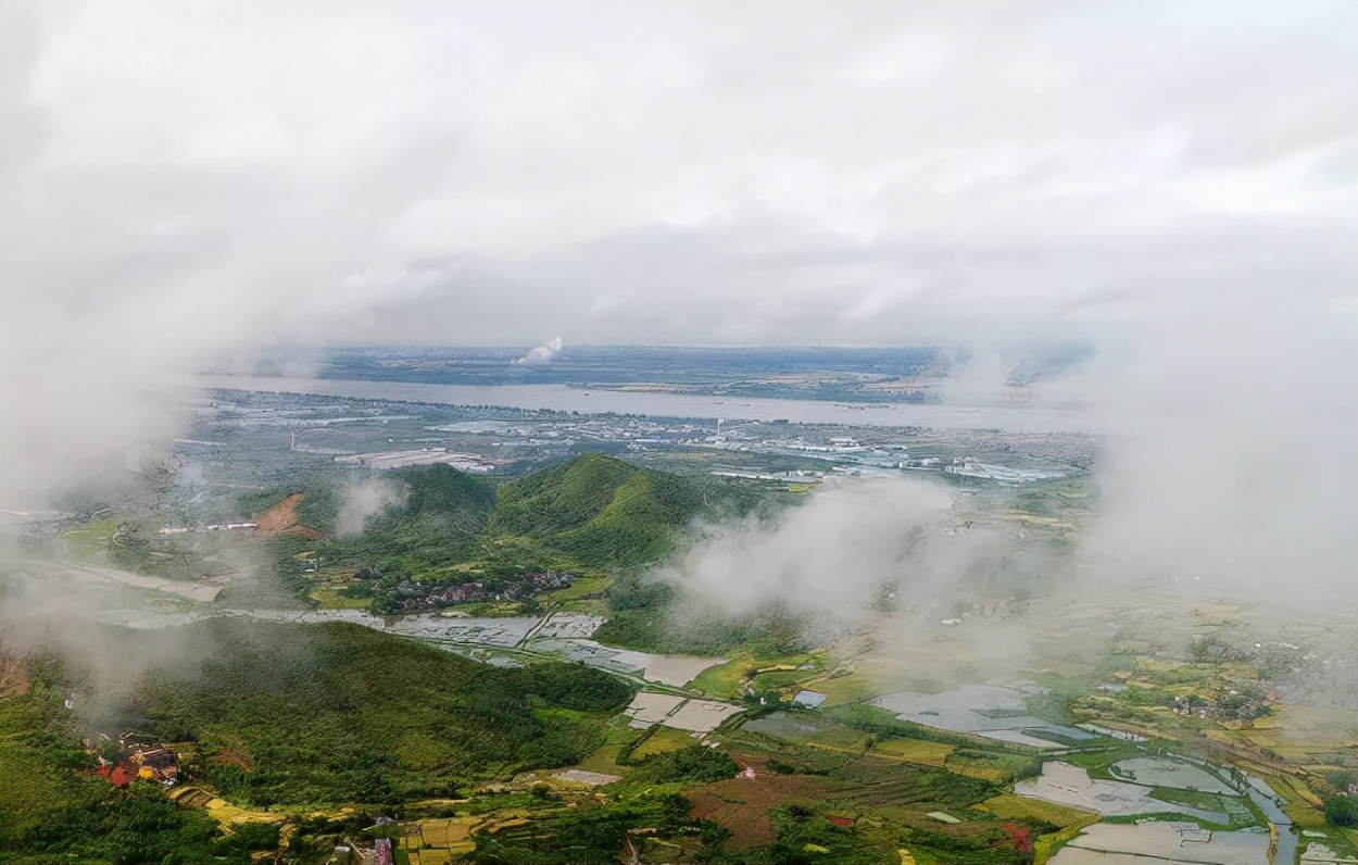 英雄热血洒赤湖，魂归故里山水间