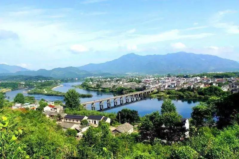 我喜欢去古镇，喜欢它那安详而宁静的气息