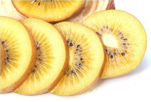 购买猕猴桃，要问清楚是红心、黄心还是绿心，差别挺大，别买错了