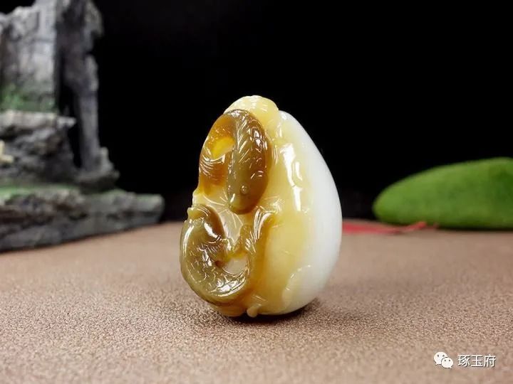 俄料糖玉浅色和深色哪个好,俄料的糖玉和且末的糖玉什么区别