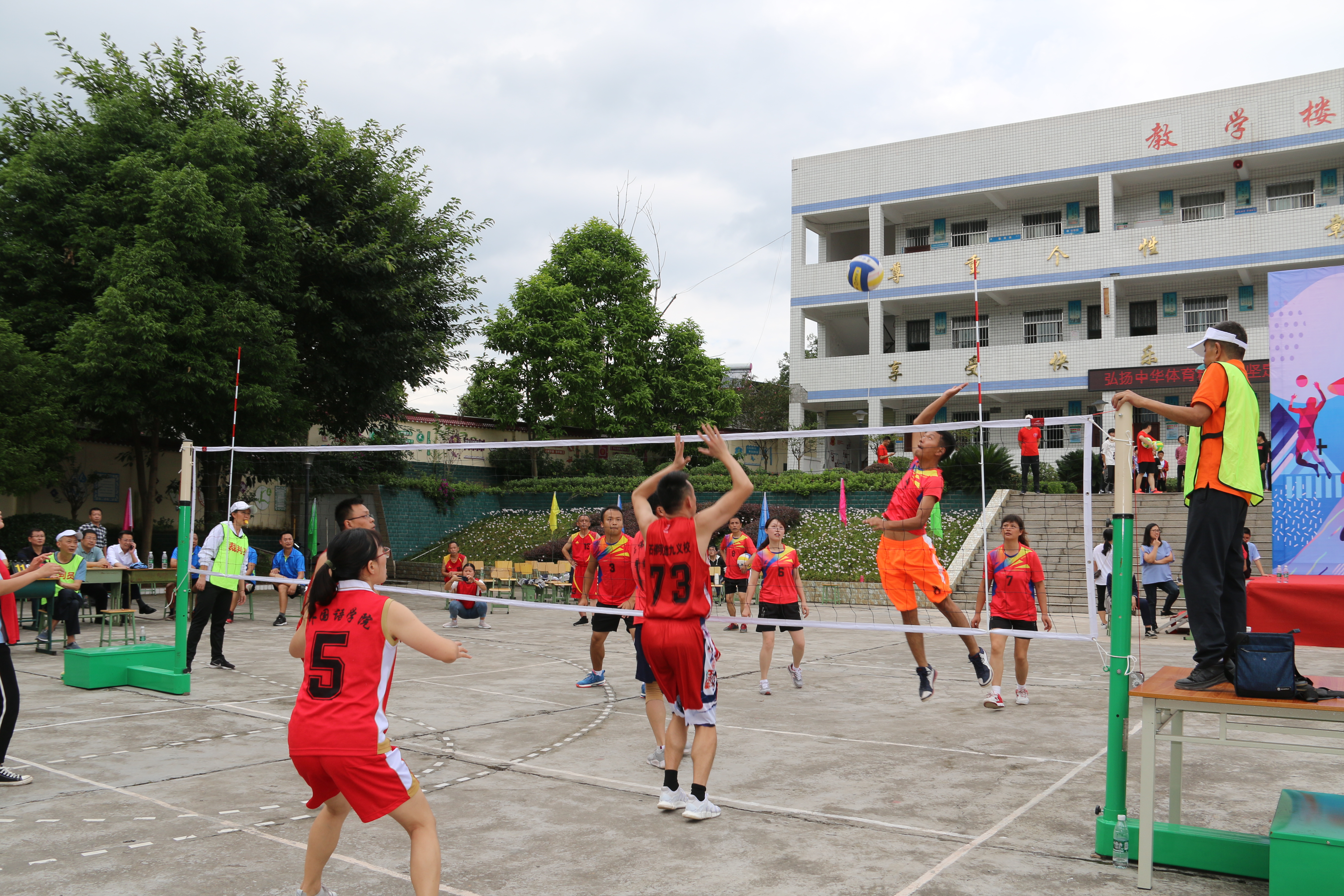 拼出来的冠军值得喝彩，乐至县石佛中学勇夺省级气排球分站赛首金