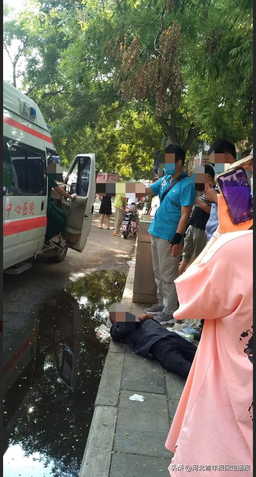 男子倒地癫痫急救,男子突发癫痫被成功救助