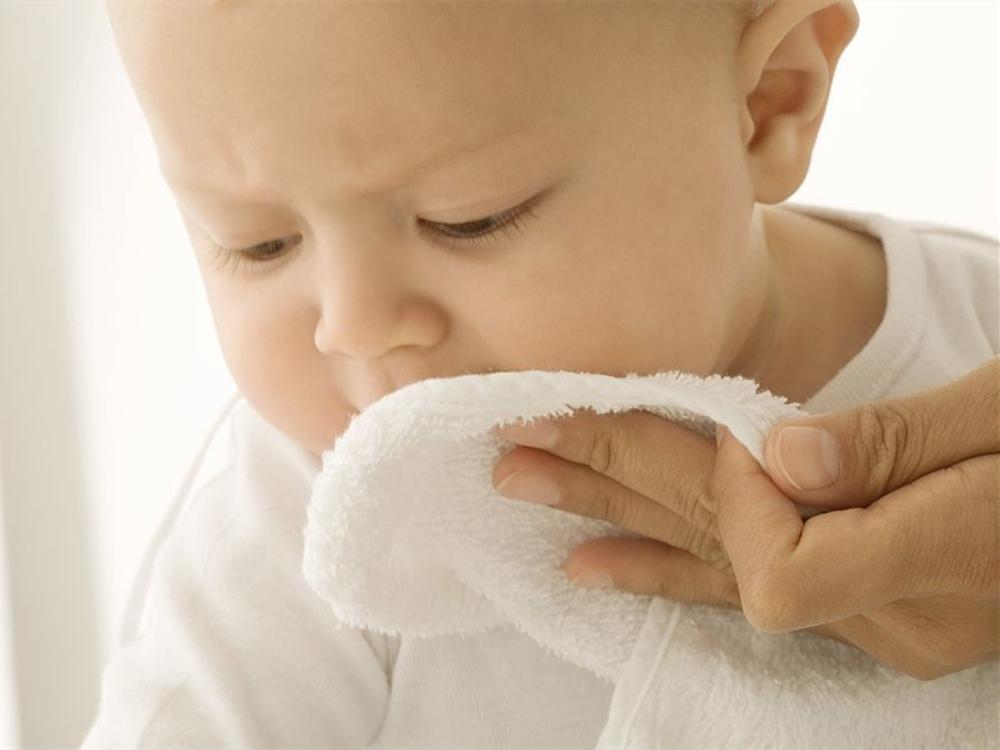 口水疹症状及治疗,婴儿出现口水疹怎么办