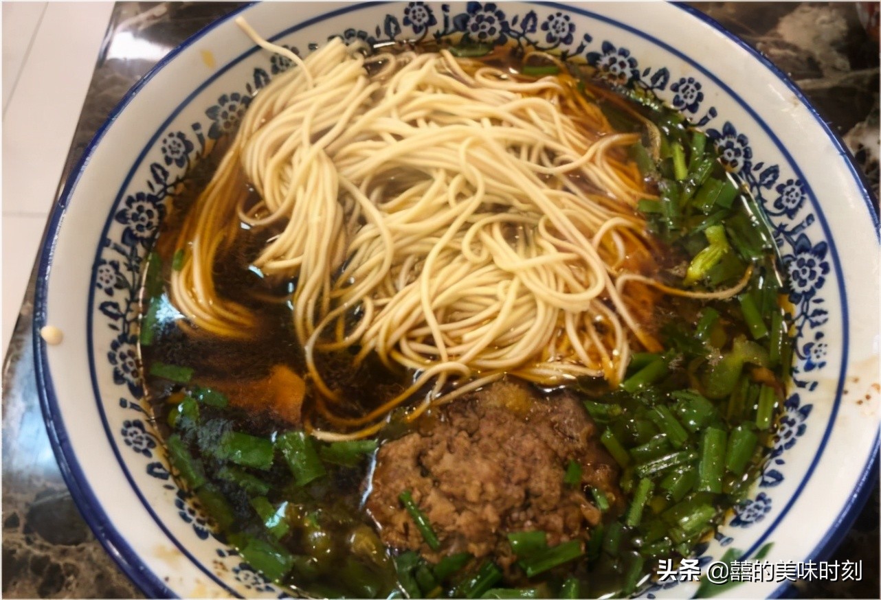 镇江这家店太豪横，只收现金，肉圆面13元一碗靠抢，3小时卖光