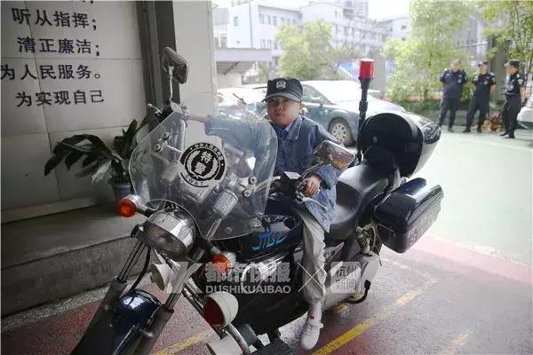 长大后我也要当一名警察,我想当警察是我的梦想