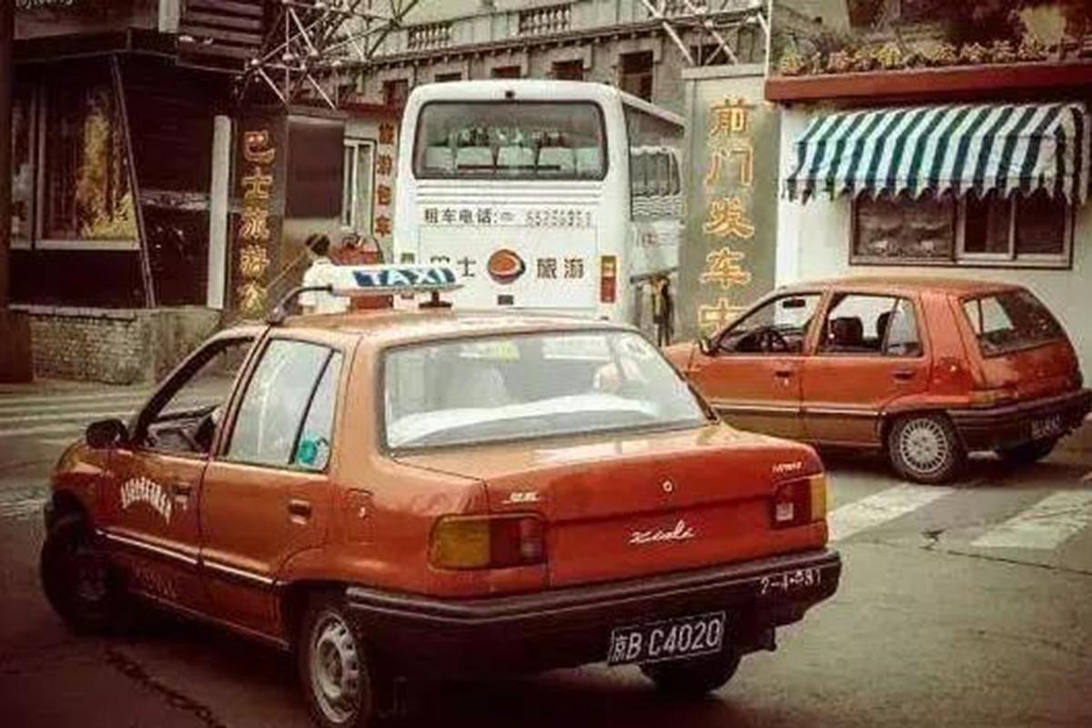 天津一汽新款夏利,再见不说再见四目相对