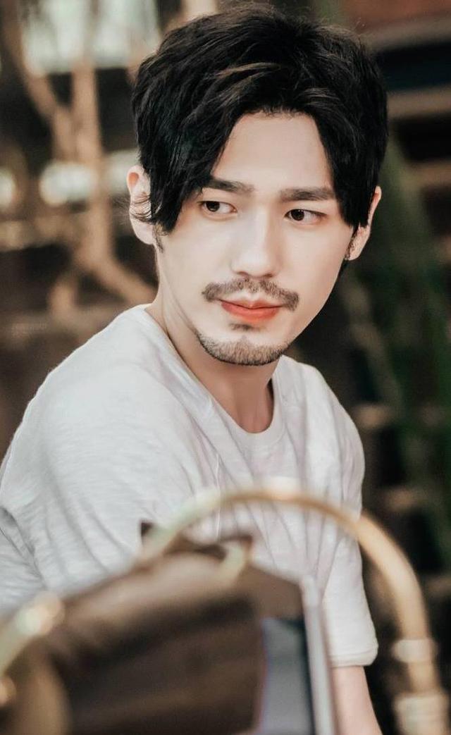 你可以说他不帅，但不得不承认他是型男