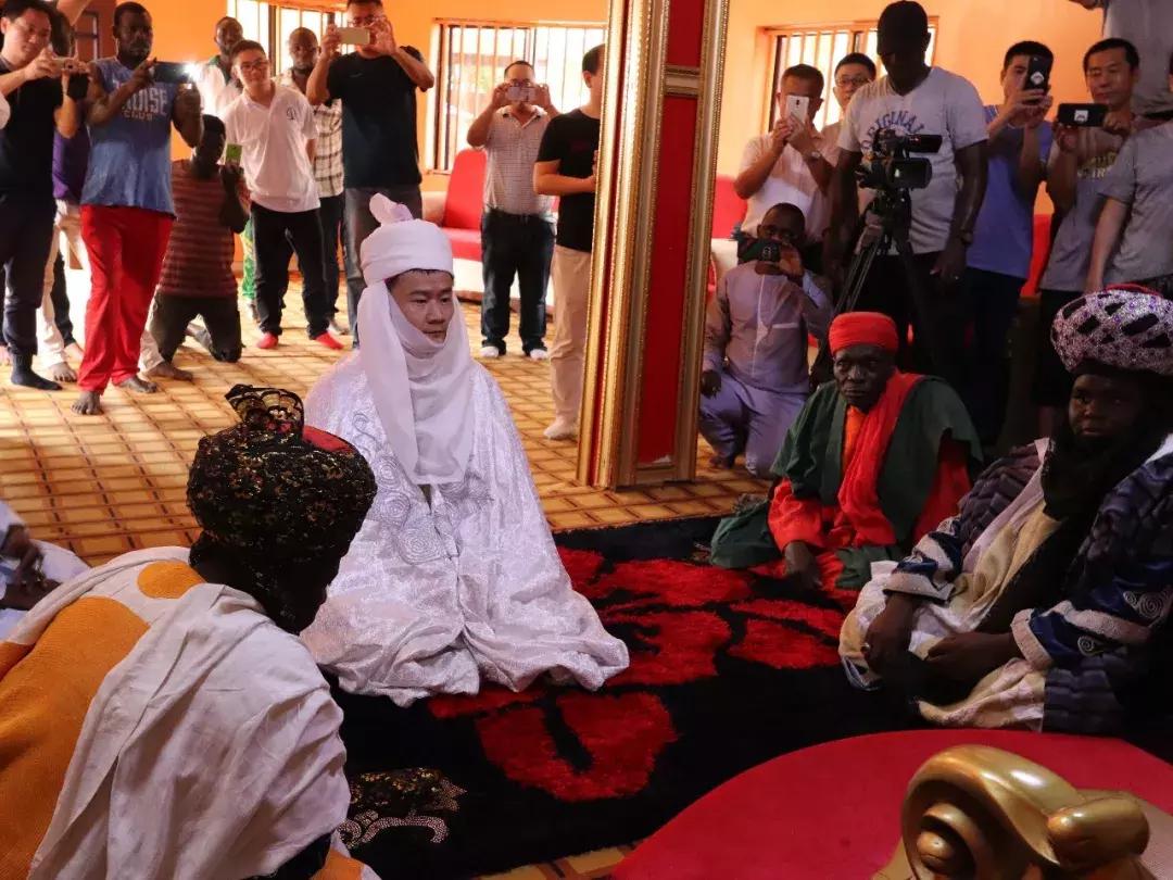 河南小伙被封非洲酋长:别人最关心“能娶几个媳妇”