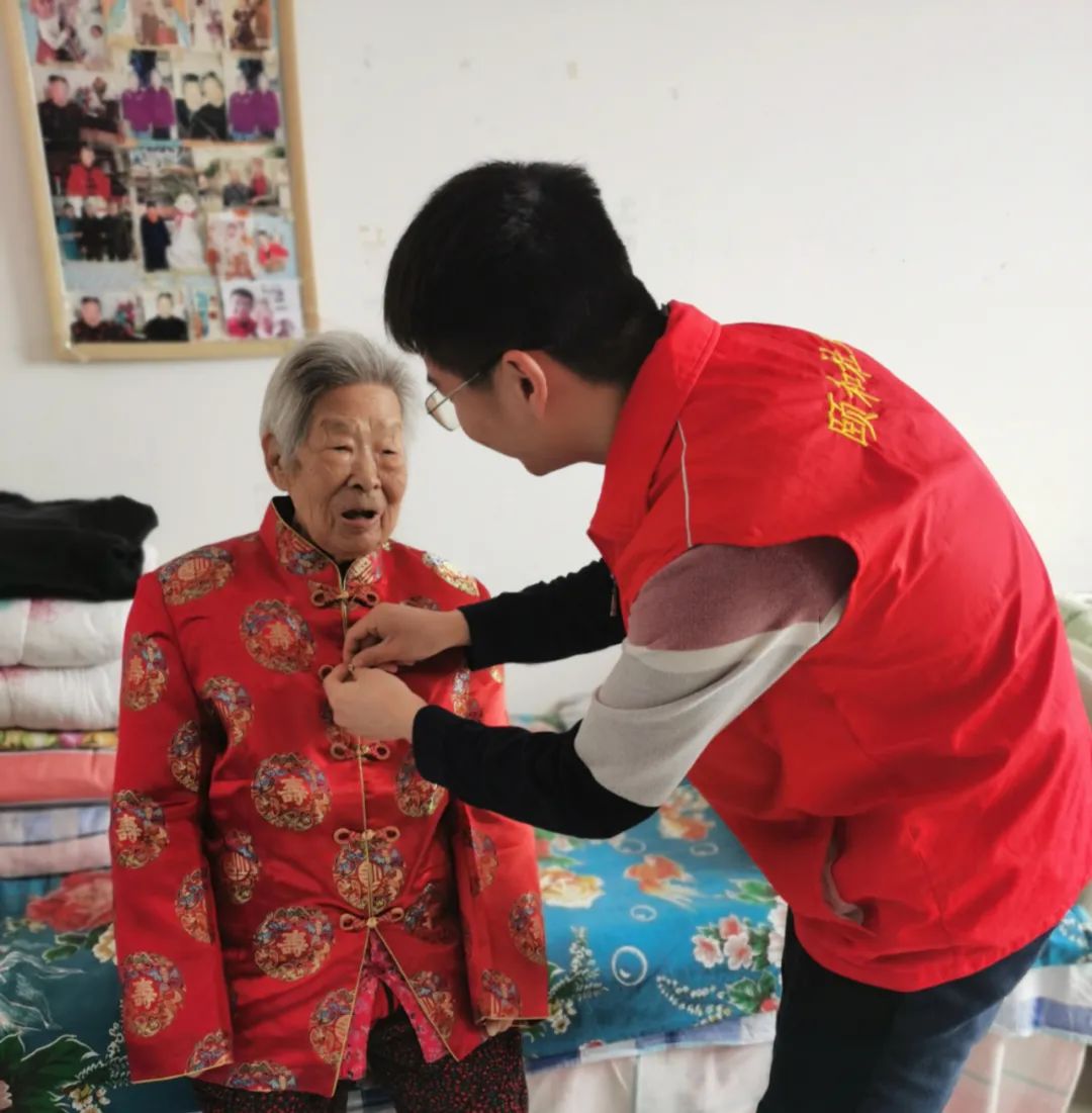 大家评价下，韩奶奶自己网购的唐装好看不