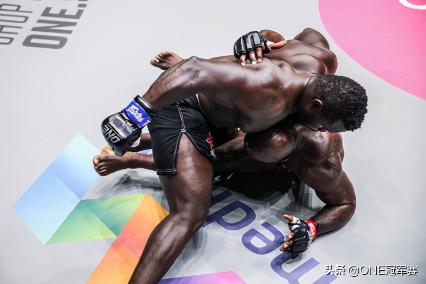 非洲传统跤王，恐怖黑色肌肉立方体——“摔跤狂人”欧玛-凯恩