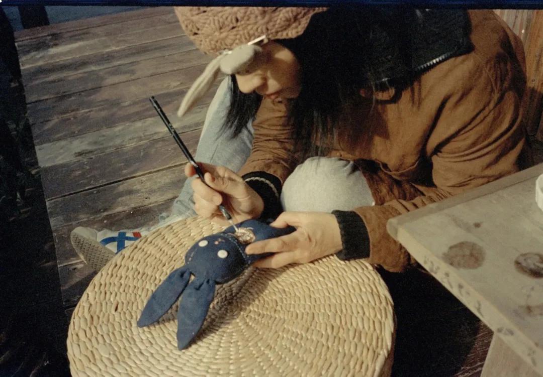 租下城郊200㎡小院，和陌生人一起生活5年：唱歌、染布、盖树屋