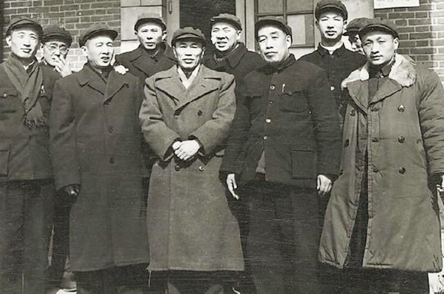 邓华缴获五箱白金龙烟，只给主席一支，主席笑笑：“财不露白”啊