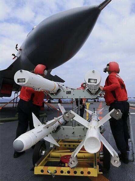 航母上的特种消防车,中国航母配备的飞机是什么型号