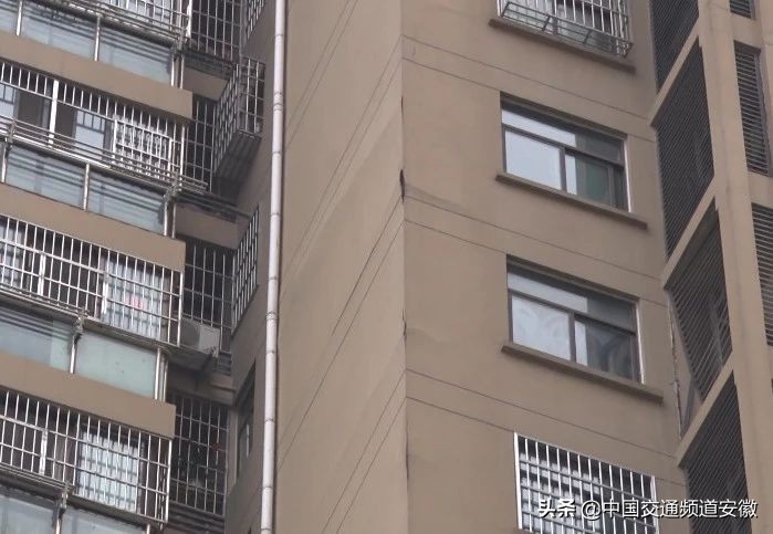 高层外墙保温层脱落安全事故,楼房外墙保温层脱落有影响吗