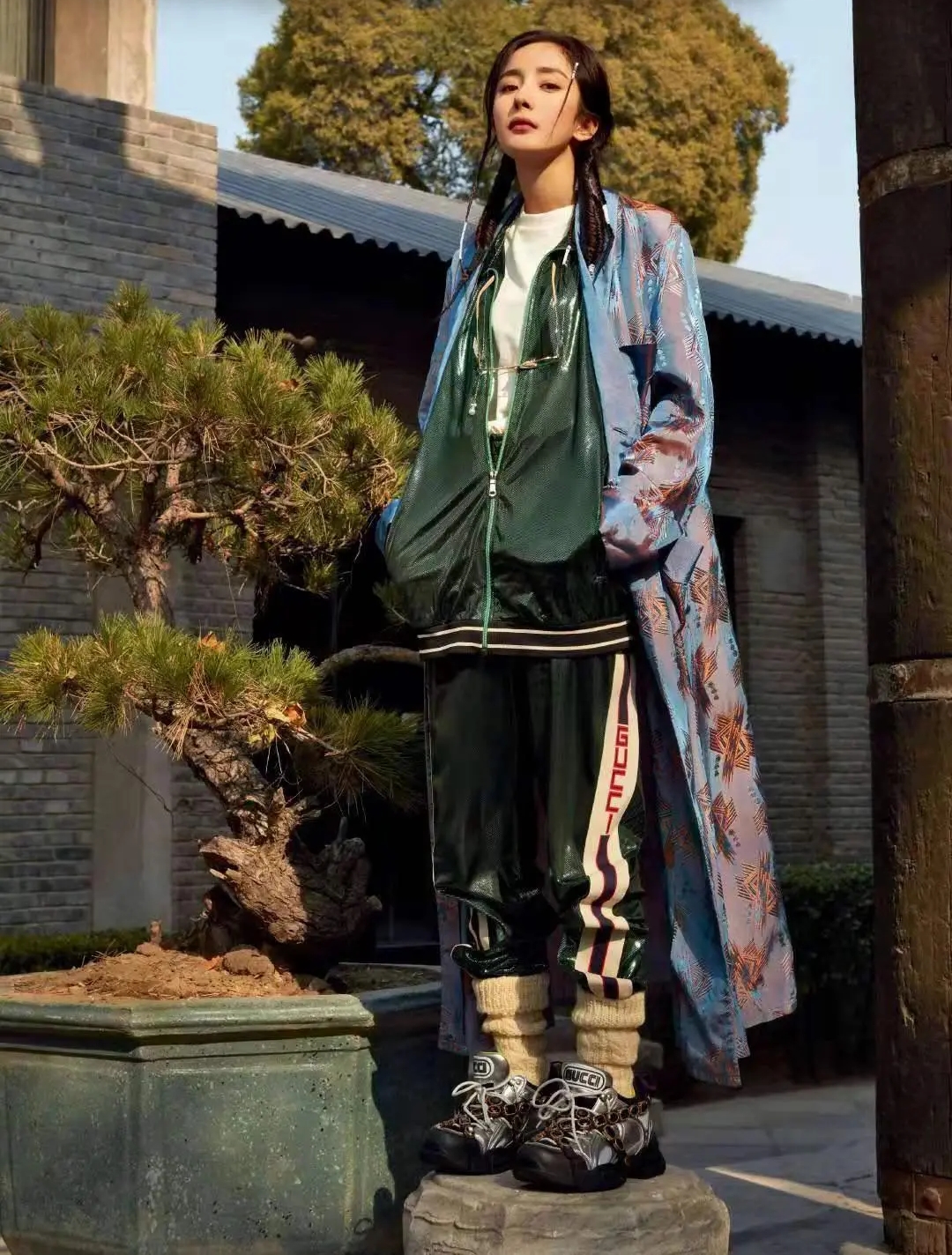 今年流行的袜子穿法大全,今年流行袜子套裤子的穿法