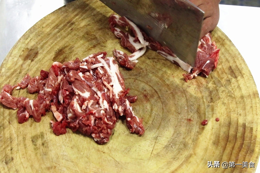 孜然羊肉用羊肉片还是羊肉卷好吃,煮熟的羊肉爆炒的做法孜然羊肉